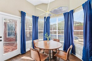 Dining - 5-bd/2-ba Vacation Retreat w/ Pool, Hot Tub & bbq (Fort Worth)