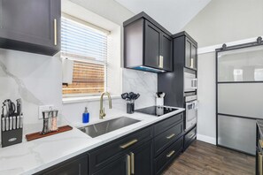Private kitchen - 5-bd/2-ba Vacation Retreat w/ Pool, Hot Tub & bbq (Fort Worth)