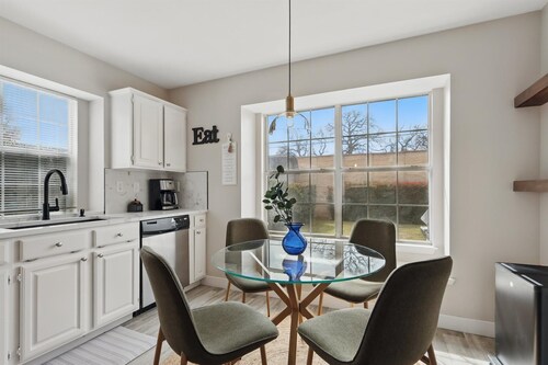 4-bd/2.5-ba Tropical Pool Oasis With a Game Room