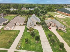 A residential area with houses, lawns, and a driveway. - Luxury 4000sqft, Hot Tub, Games, Cinema, Ftworth, Attst (Kennedale)