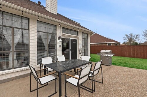 Southern Living At Its Best-pool, BBQ