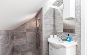 Shower, hair dryer - Gorgeous home in Gospic with sauna (Gospic)