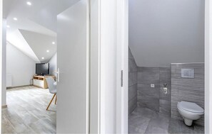 Shower, hair dryer - Gorgeous home in Gospic with sauna (Gospic)
