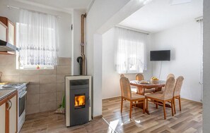 Dining - Gorgeous home in Gospic with sauna (Gospic)