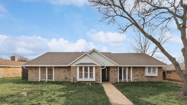 A single-story brick house with a front porch, a driveway, and a tree in the yard. - Best of Desoto 4br,3ba With Pool, Hottub, Cinema (DeSoto)