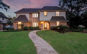 Exterior - 5-bd/3.5-ba Grand Getaway + Backyard Pool paradise (Houston)