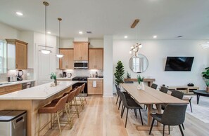 House, Multiple Beds, Kitchen, Garden View (Daphne St) | Private kitchen - Chic & Central 3BD Townhouse, Mins to DT & Midtown (Houston)
