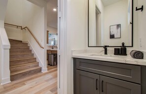 Interior - Chic & Central 3BD Townhouse, Mins to DT & Midtown (Houston)