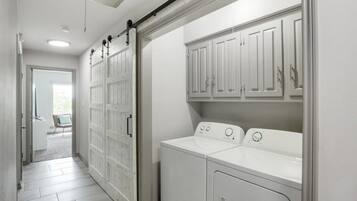 House, Multiple Beds, Pool Access, Pool View (Alamo 3) | Interior