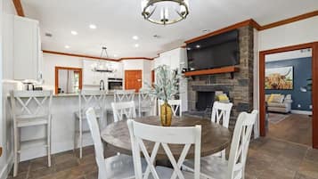 House, Multiple Beds, Pool Access, Pool View (Covey 3) | Dining