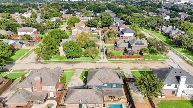 A residential area with houses, a swimming pool, and a large green space. - Vista Valley Vacay, 5-bd w Pool & Cinema (Lewisville)