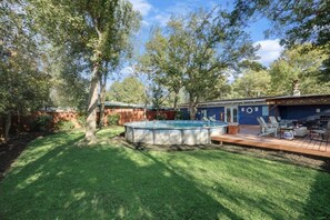Outdoor pool - Vibrant House w Great Backyard, Pool and Jacuzzi (Irving)