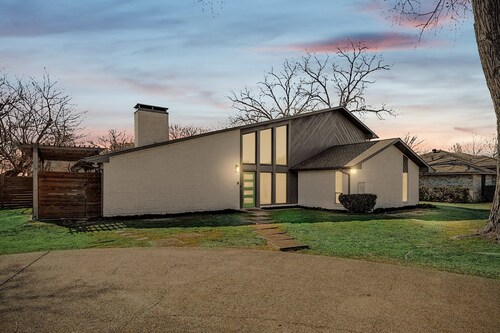 Posh 5-bd w Pool, Hot Tub, Cinema, Patio, Foosball