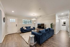 House, Multiple Beds, Hot Tub, Garden View (Andrews) | Living area - Luxury Home w/ Hot Tub Near At&t Stadium (Arlington)