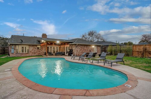 Rustic Modern Escape 4-bd/2-ba With Pool & Patio