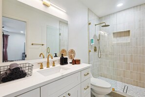 House, Multiple Beds, Pool Access, Pool View (La Cabeza) | Bathroom - 4-bd Serene Hideaway w Pool, Foosball, and Patio (Dallas)
