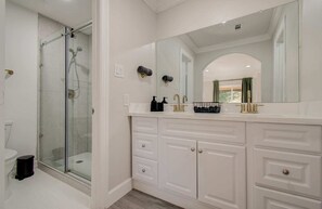 House, Multiple Beds, Hot Tub, Garden View (Parasol 2) | Bathroom - Stunning Modern Dream Home, 5-bd, Sleeps 14 (Houston)