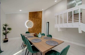 House, Multiple Beds, Hot Tub, Garden View (Parasol 2) | Dining - Stunning Modern Dream Home, 5-bd, Sleeps 14 (Houston)