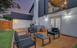 Terrace/patio - Stunning Modern Dream Home, 5-bd, Sleeps 14 (Houston)