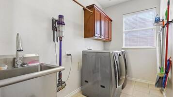 House, Multiple Beds, Hot Tub (Sunset Hill) | Interior