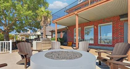 The Best of Lakeside Living - Luxury at its Finest