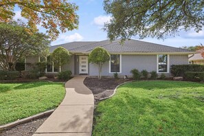 A single-story house with a front yard, a driveway, and a mailbox. - Best of Allen at Fountain Park 5-bd/2-ba w/ Pool (Allen)