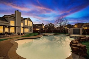 Outdoor pool - Stylish, Spacious, Convenient - 6-bd/2.5-ba + Pool (Fort Worth)