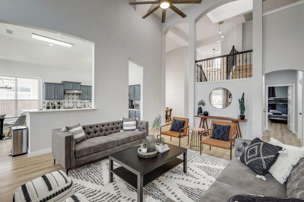 House, Multiple Beds, Pool Access, Pool View (Windmere) | Living area