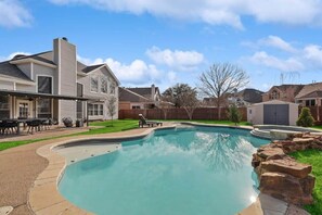Outdoor pool - Stylish, Spacious, Convenient - 6-bd/2.5-ba + Pool (Fort Worth)
