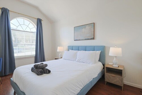The Blue Holly - Bright & Spacious With a Pool