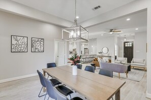 Talo, useita sänkyjä, pääsy uima-altaalle, näköala uima-altaalle (Chesham) | Ruokailu