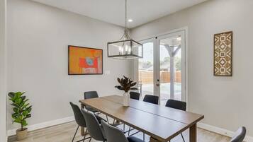 House, Multiple Beds, Pool Access, Pool View (Chesham) | Dining