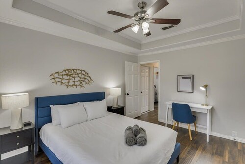 Spacious and Luxury Home w/ Cinema Room and Pool