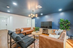 House, Multiple Beds, Hot Tub, Garden View (Meadowglen MA) | Living area - 4-bd Mid-modern Century With Firepit & Playground (Houston)