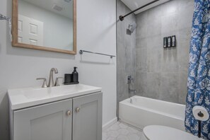 House, Multiple Beds, Hot Tub, Garden View (Meadowglen MA) | Bathroom - 4-bd Mid-modern Century With Firepit & Playground (Houston)