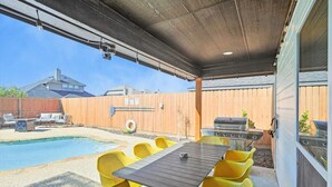 Outdoor dining - Paradise, Modern Home, Pool & Hot Tub (Waxahachie)