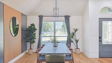 House, Multiple Beds, Pool Access, Pool View (Nottingham) | Dining