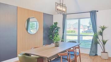 House, Multiple Beds, Pool Access, Pool View (Nottingham) | Dining