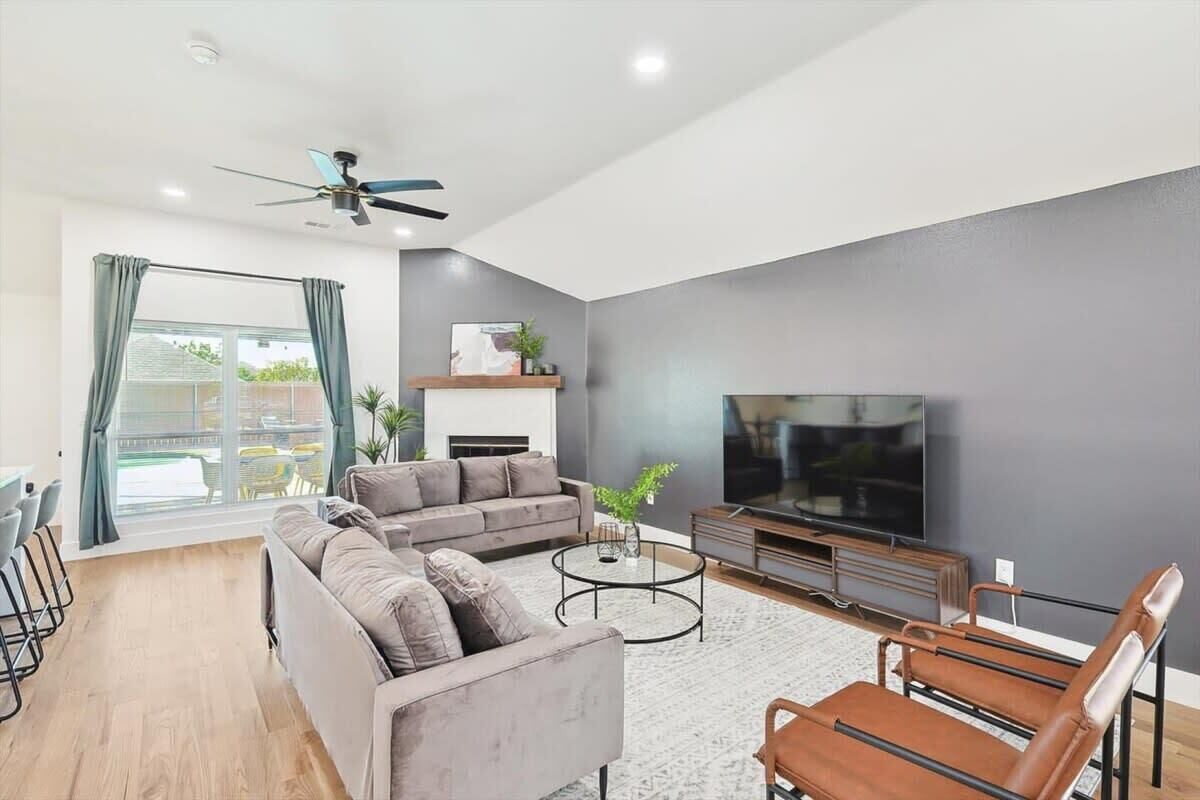 House, Multiple Beds, Pool Access, Pool View (Nottingham) | Living area