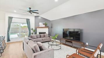 House, Multiple Beds, Pool Access, Pool View (Nottingham) | Living area