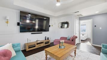 House, Multiple Beds, Pool Access, Pool View (Purdue (Lewisville)) | Living area