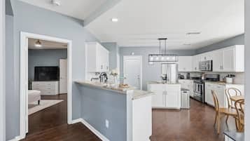House, Multiple Beds, Pool Access, Pool View (Purdue (Lewisville)) | Private kitchen