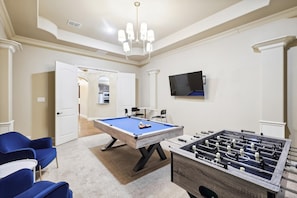 Game room - Lakefront Mansion With Pool and Cinema (Wylie)