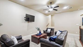 House, Multiple Beds, Pool Access, Pool View (Liberty Grove) | Living area