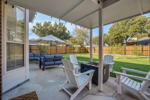 Terrace/patio - Lewisville Estate - Spacious 5BR w/ Game Room (Lewisville)