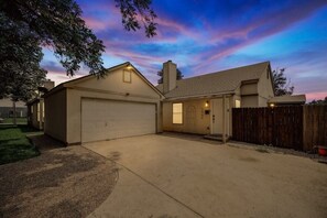Exterior - Cozy & Modern Home in Heart of Dallas (Dallas)