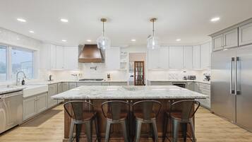 House, Multiple Beds, Hot Tub, Garden View (CR852) | Private kitchen