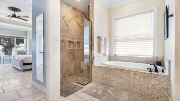 House, Multiple Beds, Pool Access, Pool View (Shore (SILVER-FL)) | Bathroom