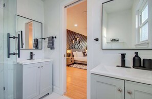 Bathroom - 5BD Cozy Rustic Retreat - Pool & Firepit (Houston)