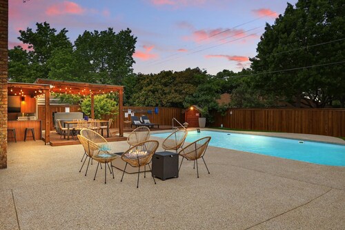 5BR Near At&t Stadium Pool, Golf Sim, EV